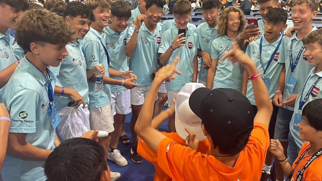 DONOSTI CUPの会場で海外の少年サッカー選手と交流する日本の子どもたち